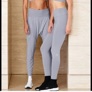 Alo Yoga XS axis pant in plum